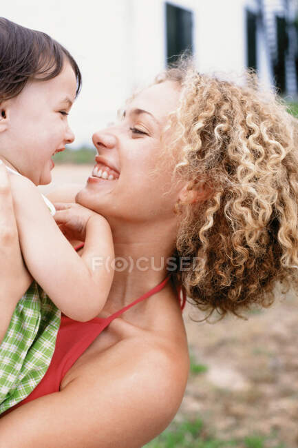 Mãe e filha se divertindo — Fotografia de Stock