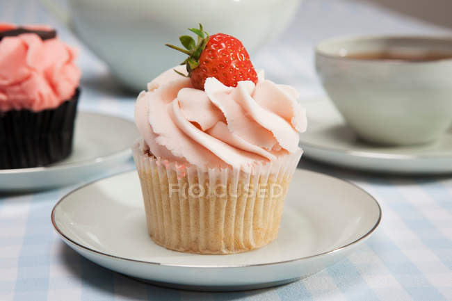 Cupcake with cream and strawberry — Stock Photo