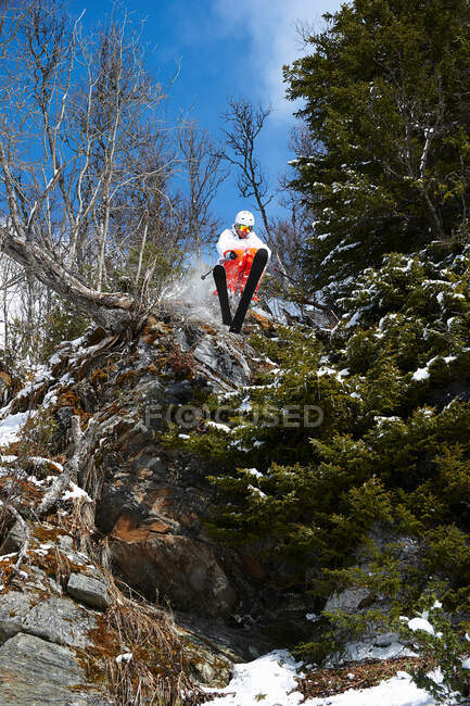 Skifahrer springt von Felsen, Are, Schweden — Stockfoto
