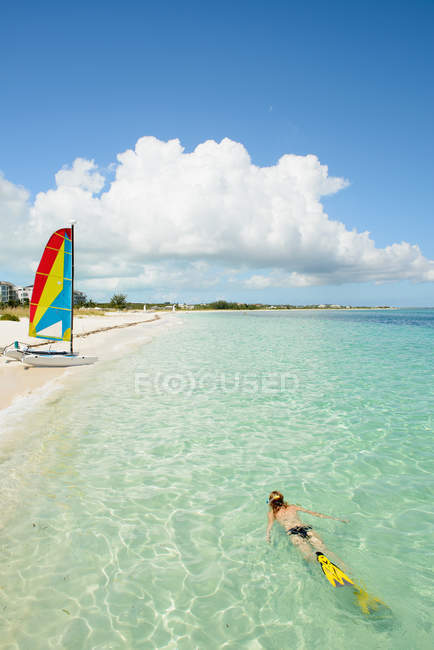 Жінка з маскою і трубкою на пляжі, Грейс Bay, Providenciales, Острови Теркс і Кайкос, Кариби — стокове фото