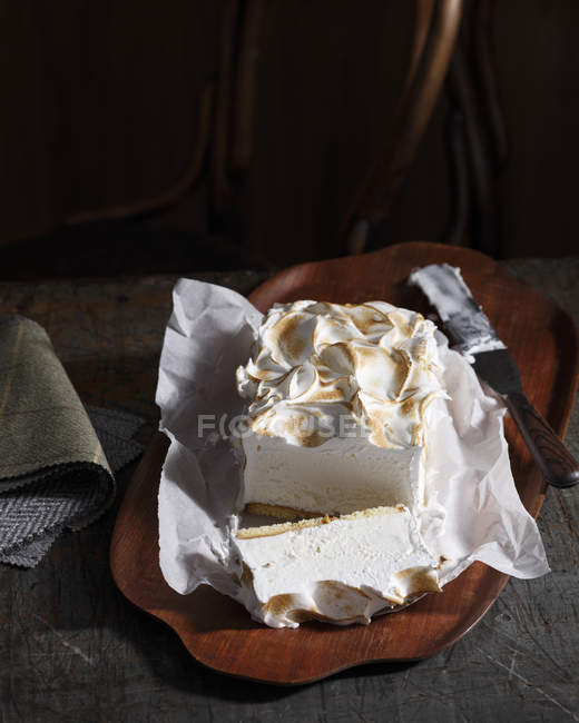 Dessert of bombe alaska with knife on table — Stock Photo