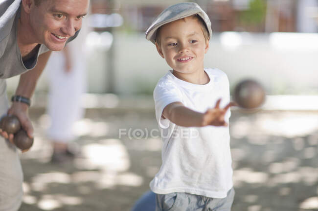Padre e hijo jugando petanca - foto de stock
