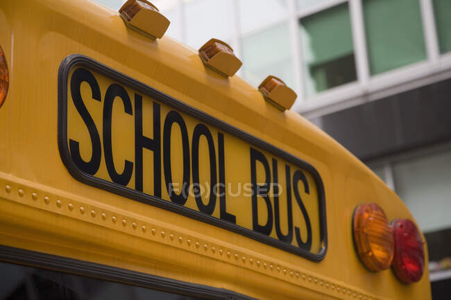 Cierre los detalles del autobús de la escuela amarilla, Nueva York, Estados Unidos. - foto de stock