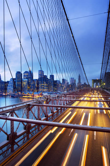 Бруклинский мост со светофорами в сумерках и в центре города, Нью-Йорк, США — стоковое фото