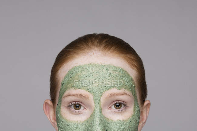 Image recadrée d'une jeune femme portant un masque facial — Photo de stock