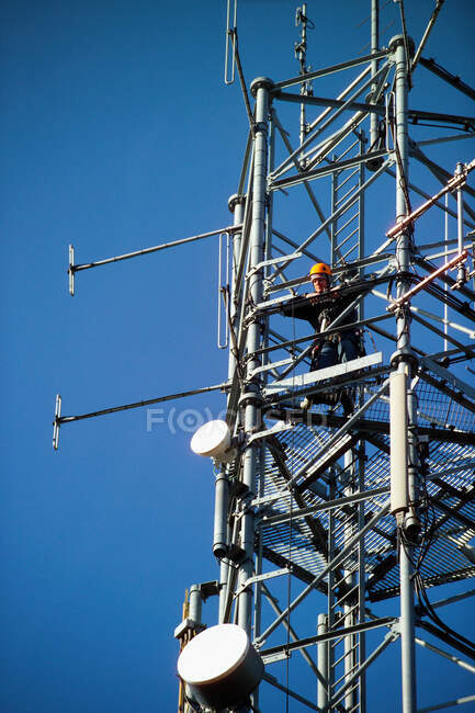 Trabalhador no mastro do telefone móvel — Fotografia de Stock