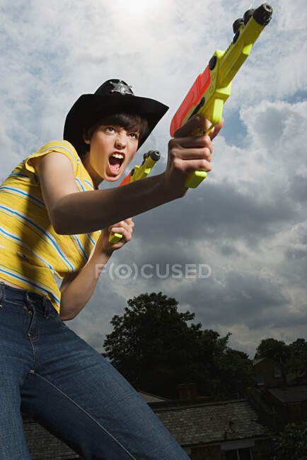 Mulher brincando com armas de brinquedo — Fotografia de Stock