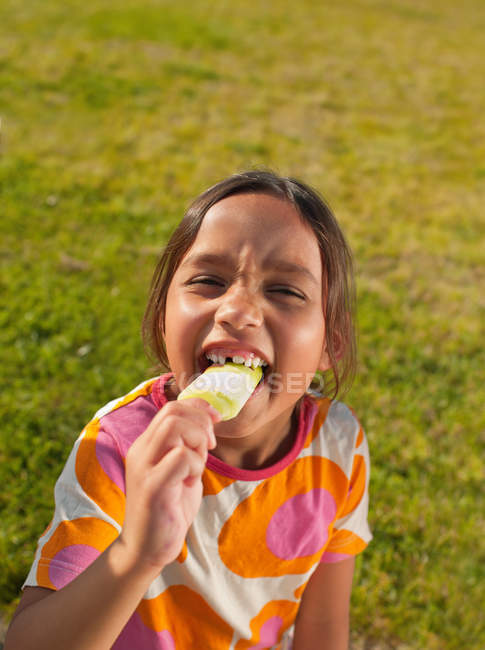 Девушка кусает ледяной лед, портрет — стоковое фото