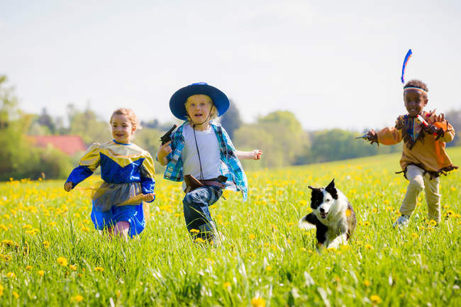 Spielende Kinder verkleiden sich draußen — Stockfoto