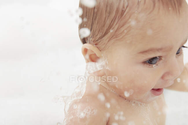 Bébé éclaboussures dans la baignoire — Photo de stock