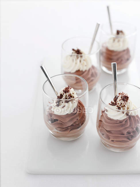 Copos de sobremesas de mousse de chocolate com colheres — Fotografia de Stock