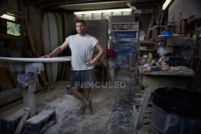 Porträt eines reifen Mannes in der Surfbrett-Werkstatt — Stockfoto