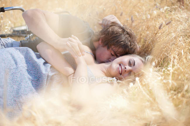 Couple relaxant dans l'herbe haute — Photo de stock
