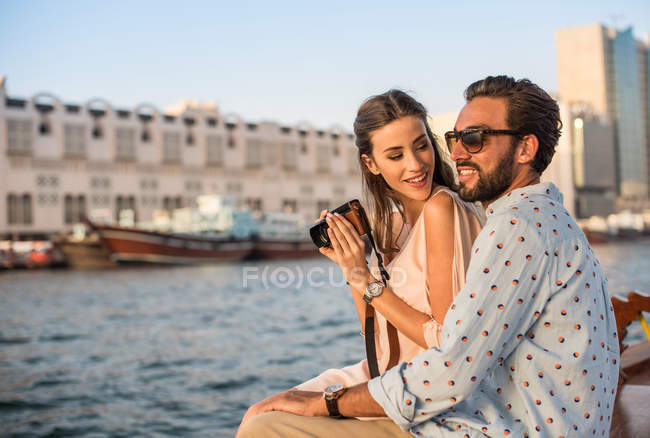 Pareja romántica fotografiando en barco en Dubai marina, Emiratos Árabes Unidos - foto de stock