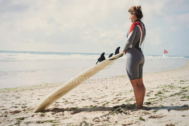 Surfista con tabla de surf en la playa, Lacanau, Francia - foto de stock
