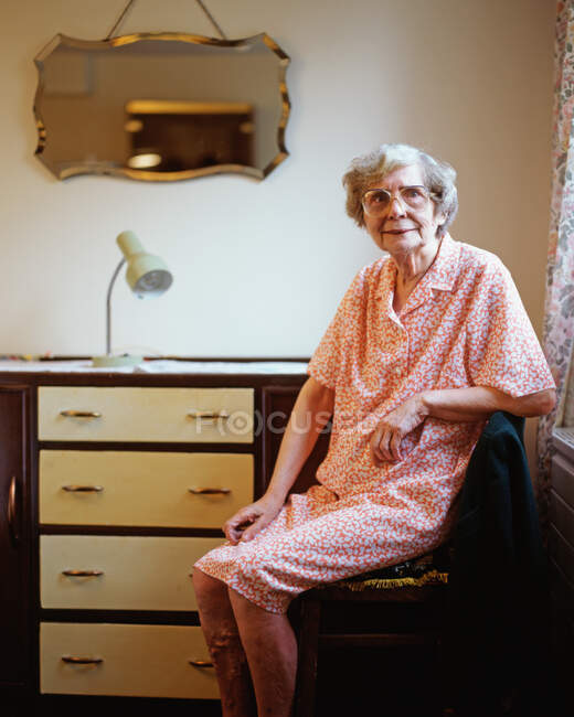 Mulher idosa em seu quarto — Fotografia de Stock