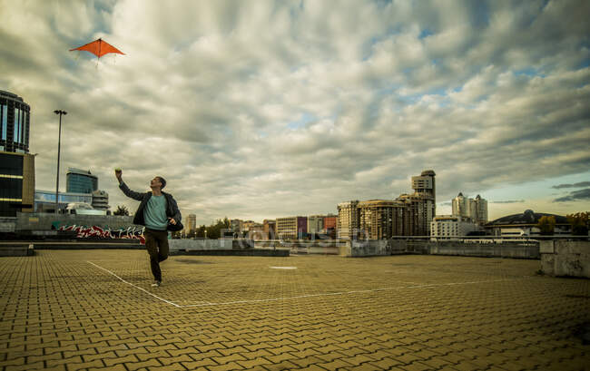 Young man flying kite, Russia — Stock Photo