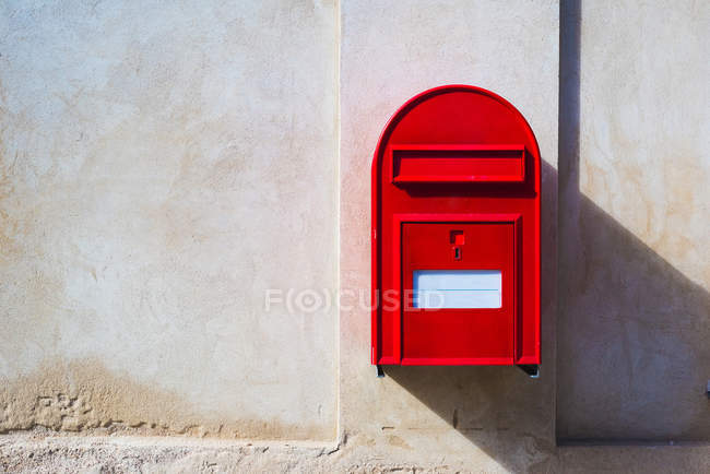 Червона поштова скринька на стіні — стокове фото
