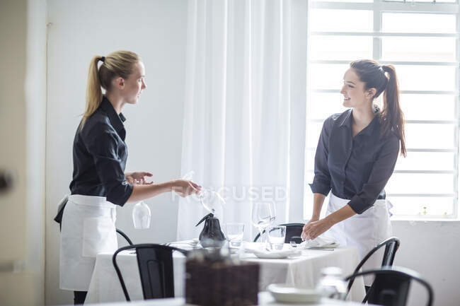 Cape Town, South Africa, waiters in restaurant — Stock Photo
