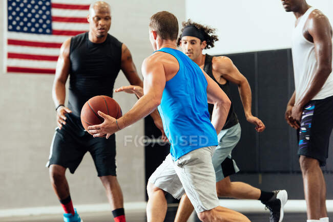 Männlicher Basketballspieler läuft mit Ball im Basketball Spiel — Stockfoto