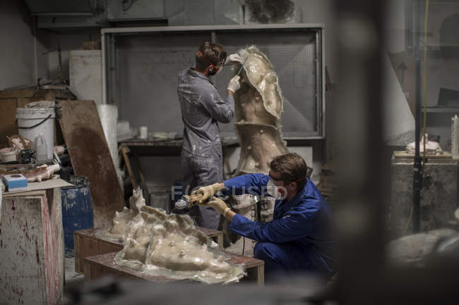 Скульпторы в мастерской художника, создающие скульптуры — стоковое фото