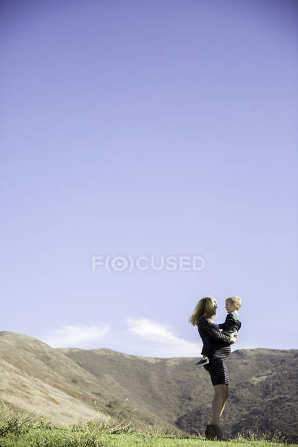 Мать и сын наслаждаются днем на открытом воздухе — стоковое фото