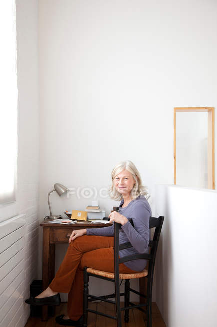 Портрет зрелой женщины в домашнем офисе — стоковое фото