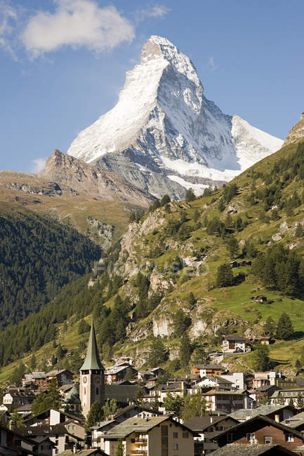 Vista lejana de la ciudad suiza cerca de Matterhorn - foto de stock