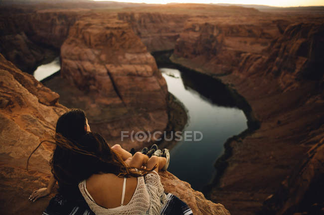 Donne che si rilassano e godono la vista, Horseshoe Bend, Pagina, Arizona, Stati Uniti d'America — Foto stock