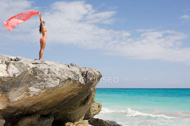 Femme debout sur des rochers — Photo de stock