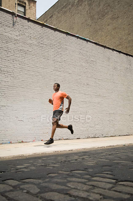Mle Runner jogginh dans la rue — Photo de stock