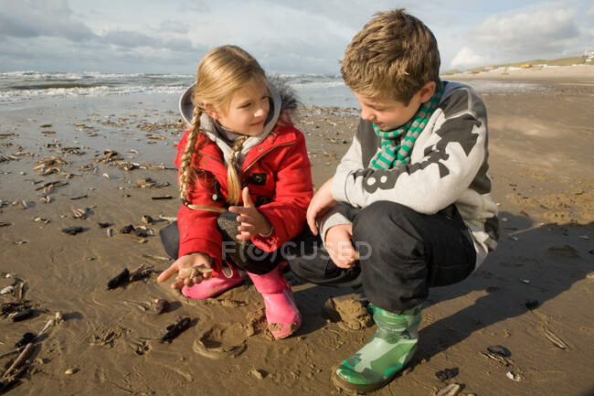 Irmão e irmã na praia — Fotografia de Stock