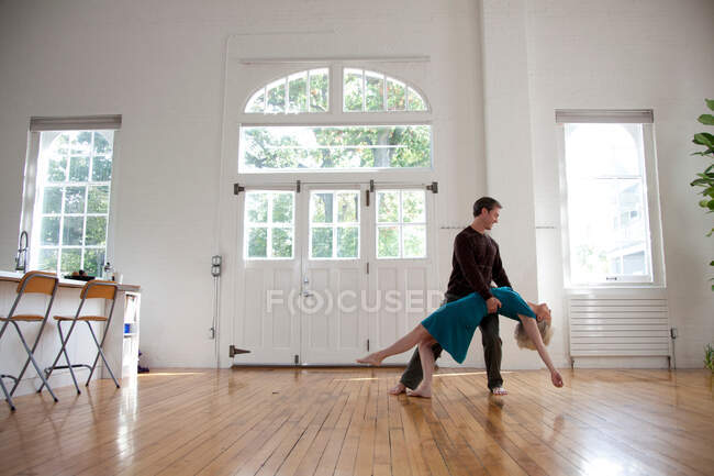 Couple dansant en studio de danse — Photo de stock