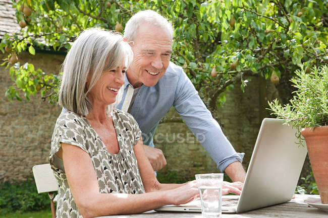 Casal maduro usando laptop — Fotografia de Stock