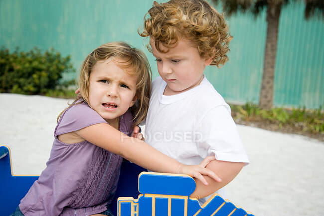 Hermana y hermano que luchan - foto de stock