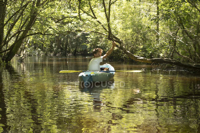 Ragazzo adolescente in kayak, Econfina Creek, Youngstown, Florida, USA — Foto stock