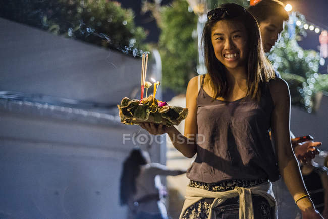 Young woman by Ping River in Chiang Mai during Loy Krathong Lantern Festival, releasing floating lantern down the Ping River, Chiang Mai, Thailand — Stock Photo