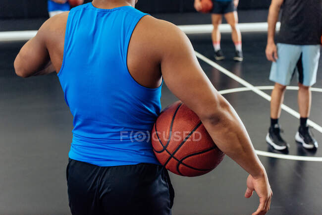Equipo masculino de baloncesto y entrenador en cancha de baloncesto - foto de stock