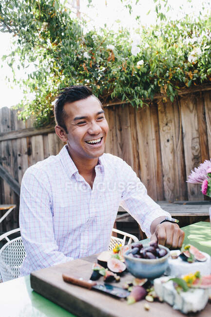 Mann lächelt bei Gartenparty — Stockfoto
