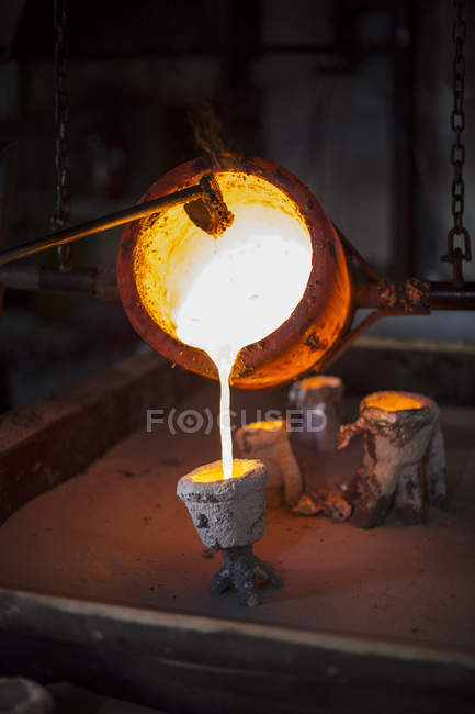 Kapstadt, Südafrika, geschmolzene Bronze wird in Gussformen gegossen — Stockfoto