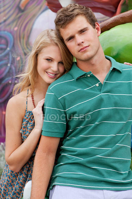 Adolescente coppia guardando la fotocamera — Foto stock