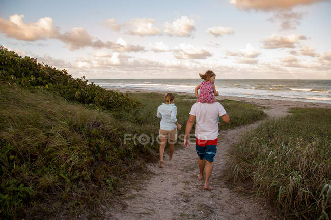 Family walking on coastal path, Blowing Rocks Preserve, Giove, Florida, Stati Uniti d'America — Foto stock