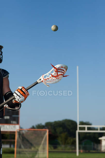 Young man playing lacrosse — Stock Photo