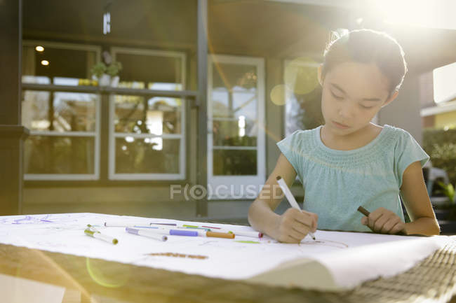 Girl in garden drawing — Stock Photo