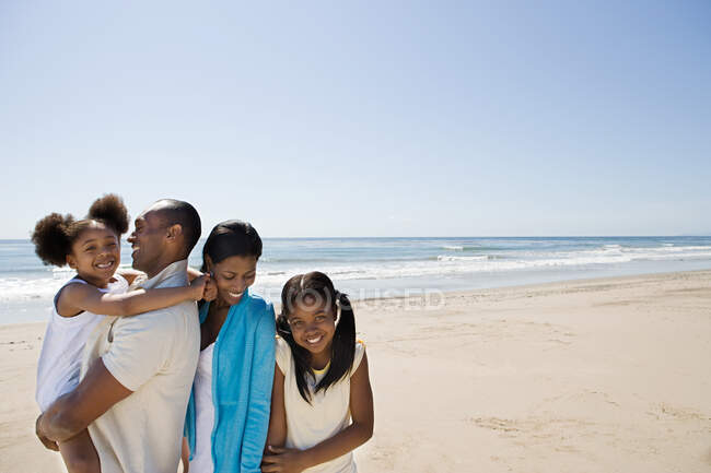 Familia afroamericana en una playa - foto de stock