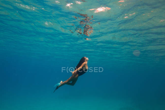 Женщина, плавающая под водой, Оаху, Гавайи, США — стоковое фото