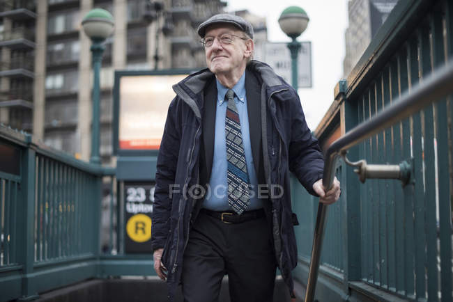 Mann geht U-Bahn-Treppe hinauf, Manhattan, New York, USA — Stockfoto