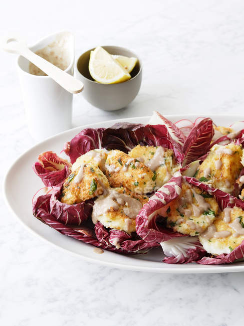 Тарелка салата с оладьями моцарелла — стоковое фото