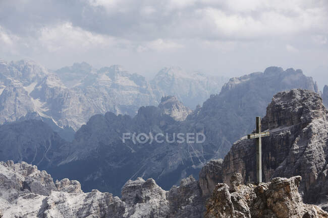 Живописный вид на величественный альпийский пейзаж — стоковое фото