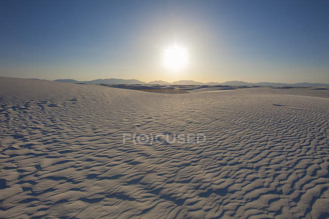 Nouveau sable blanc mexicain illuminé par la lumière du soleil — Photo de stock